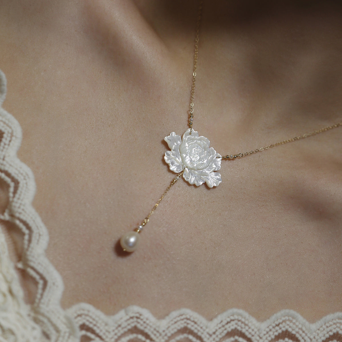 Collier Femme fleur de vie Plaqué OR 14 carats - Perle de Jade et Coquillage