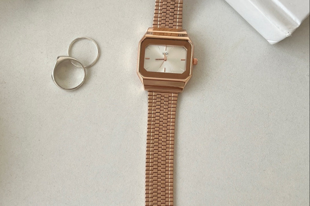 Montre Femme Cadran Carré Large – Style Luxe Léger et Élégance Moderne