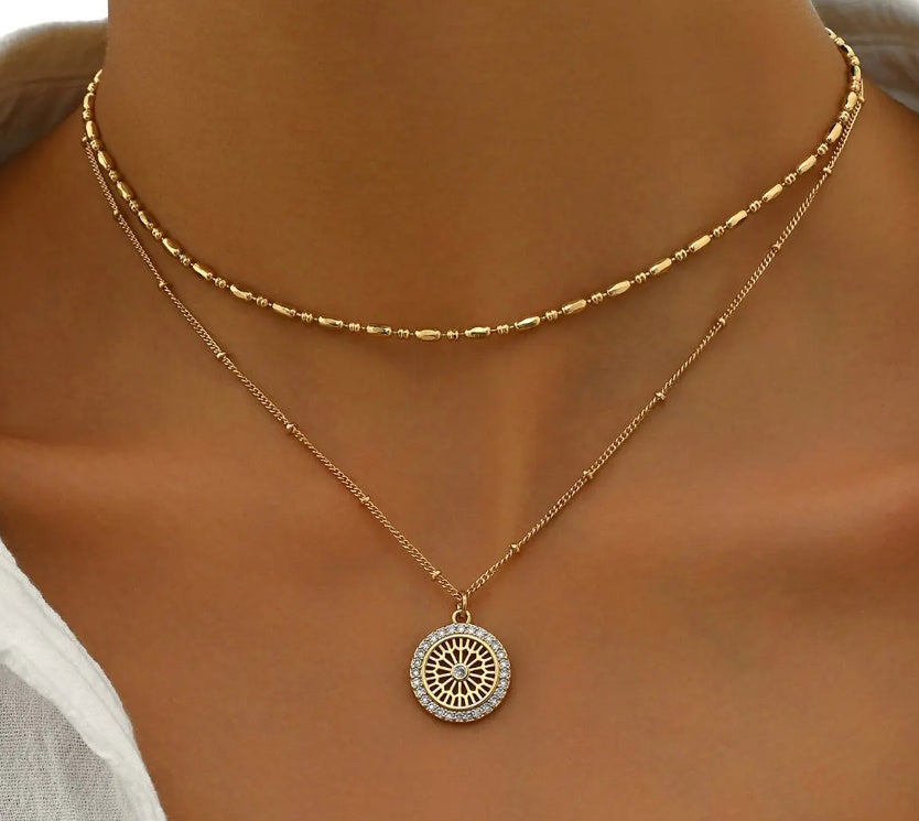 Collier Femme Médaillon Doré avec Pierres Étincelantes – Élégance Intemporelle