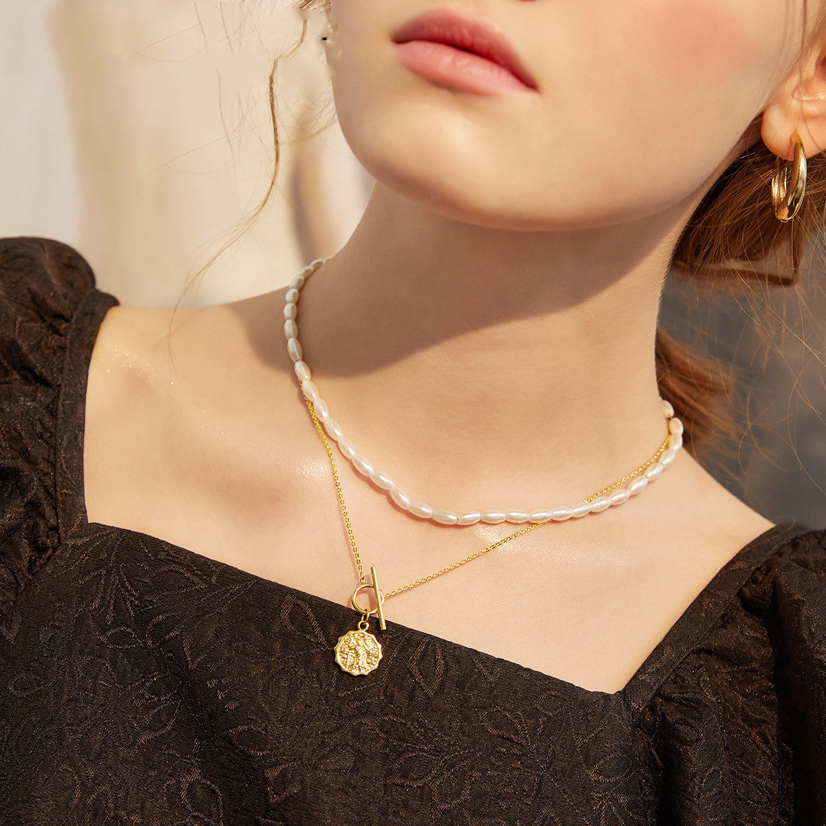 Collier Femme Double avec Médaillon et Perles plaqué OR – Élégance Intemporelle