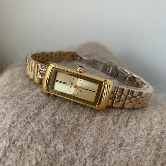 Montre Rectangulaire Dorée pour Femme – Élégance rétro et modernité