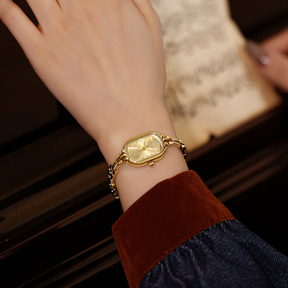 Montre Rétro Ovale Dorée – Style médiéval artistique et raffiné