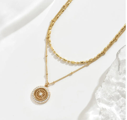 Collier Femme Médaillon Doré avec Pierres Étincelantes – Élégance Intemporelle