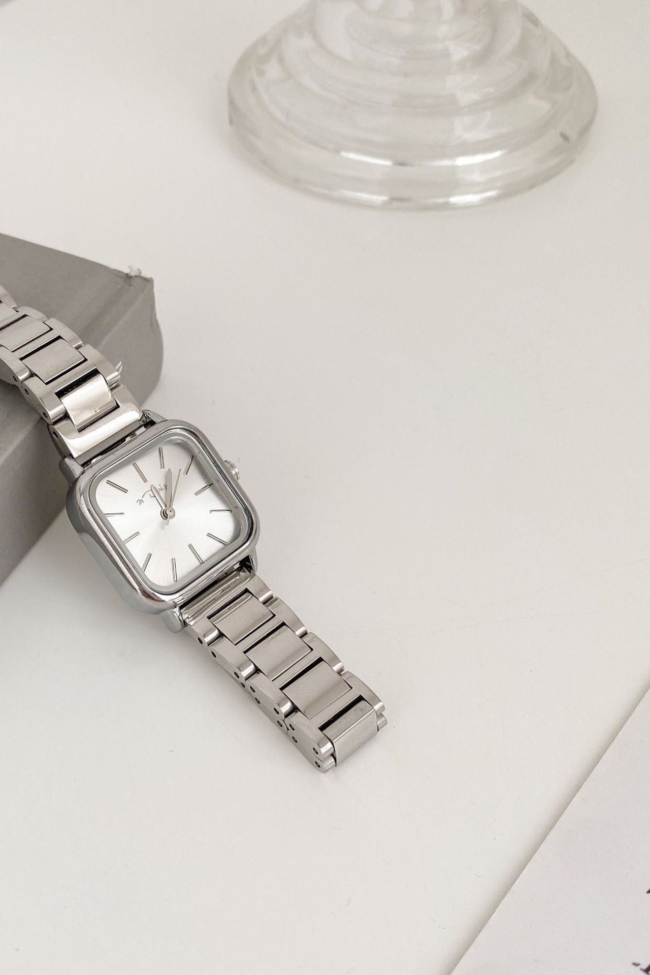 Montre Femme Argentée en Acier Inoxydable – Élégance Intemporelle