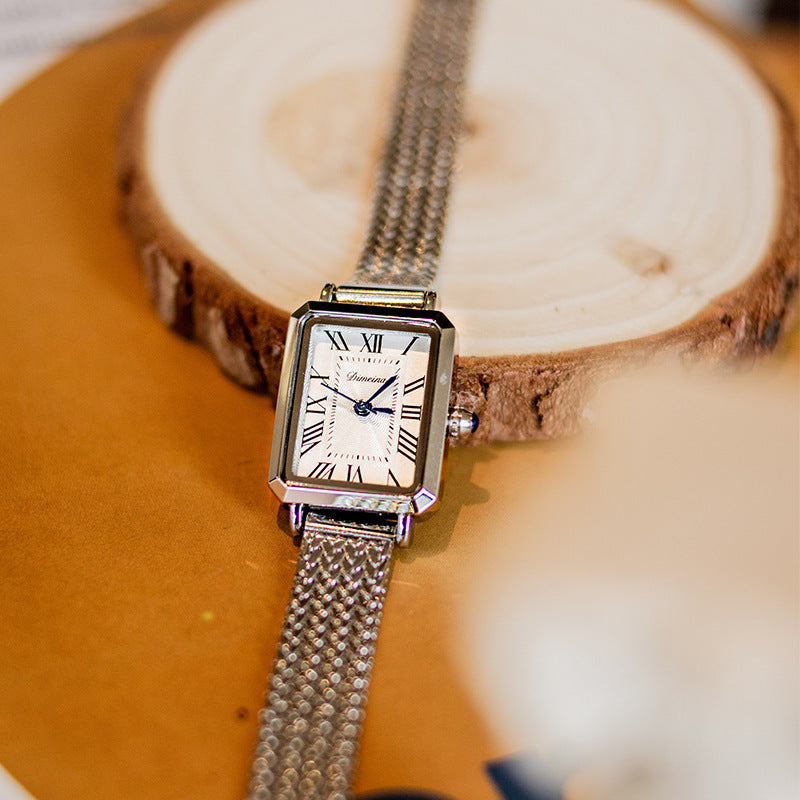 Montre Vintage Rectangulaire avec maille milanaise – Élégance Intemporelle