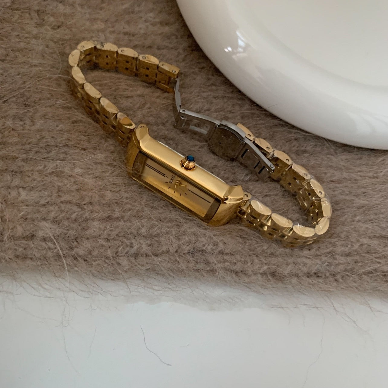 Montre Rectangulaire Dorée pour Femme – Élégance rétro et modernité
