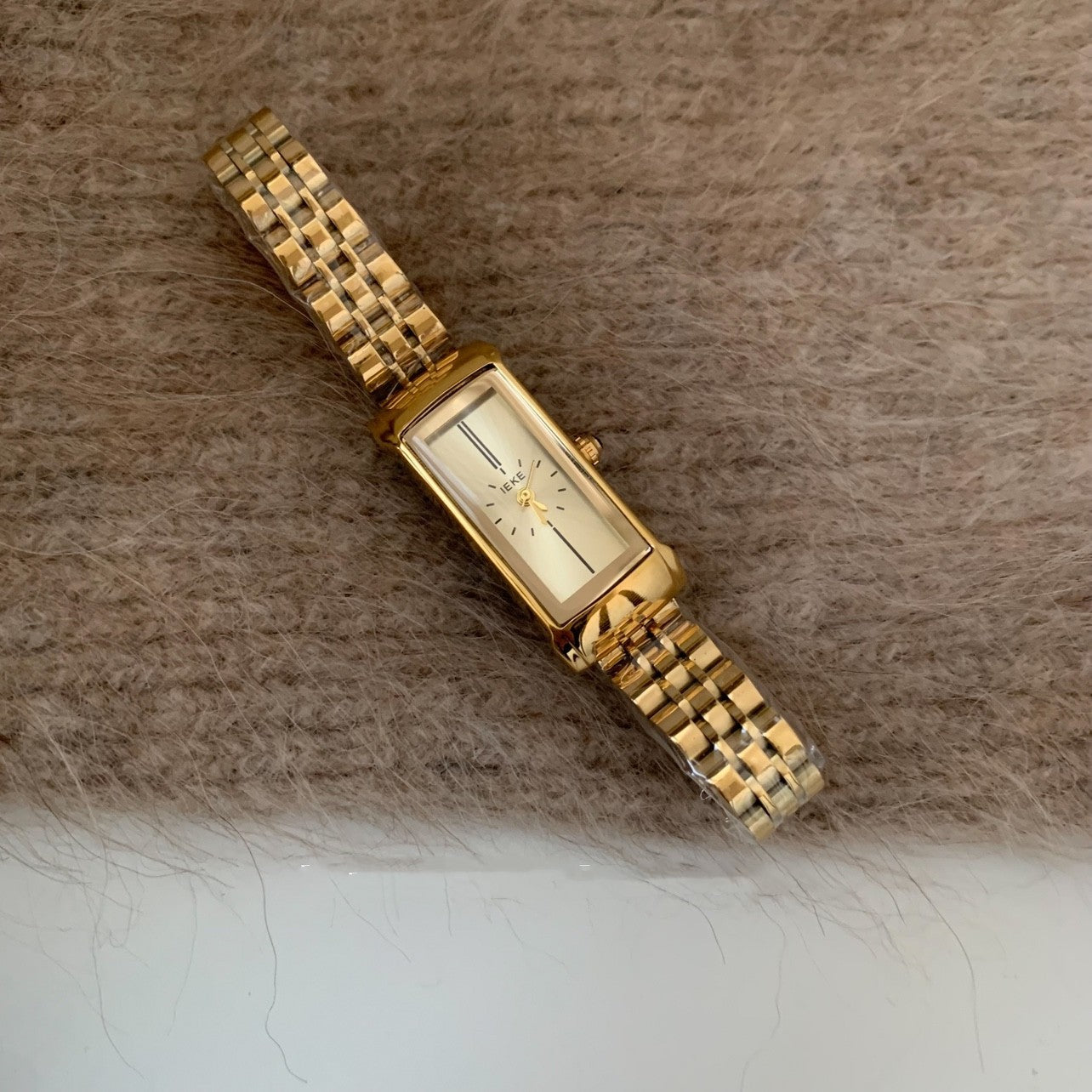 Montre Rectangulaire Dorée pour Femme – Élégance rétro et modernité