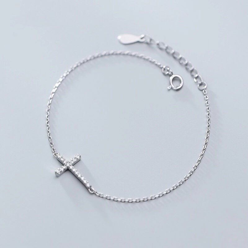 Bracelet Croix en ARGENT et ZIRCONS – Élégance Simple et Moderne
