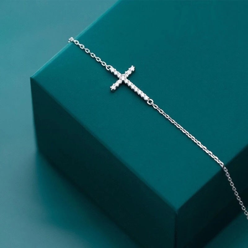 Bracelet Croix en ARGENT et ZIRCONS – Élégance Simple et Moderne
