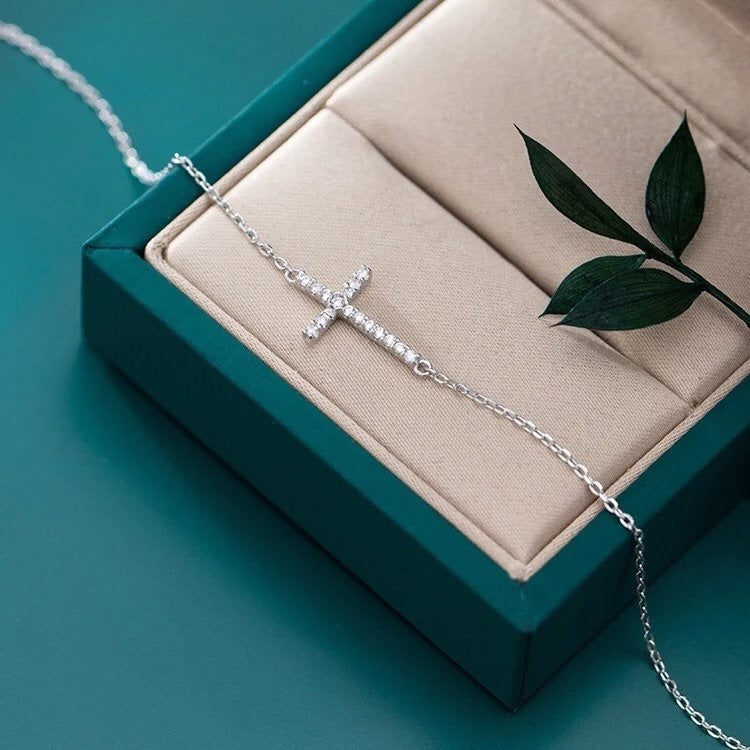 Bracelet Croix en ARGENT et ZIRCONS – Élégance Simple et Moderne
