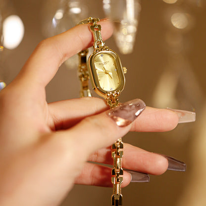 Montre Rétro Ovale Dorée – Style médiéval artistique et raffiné
