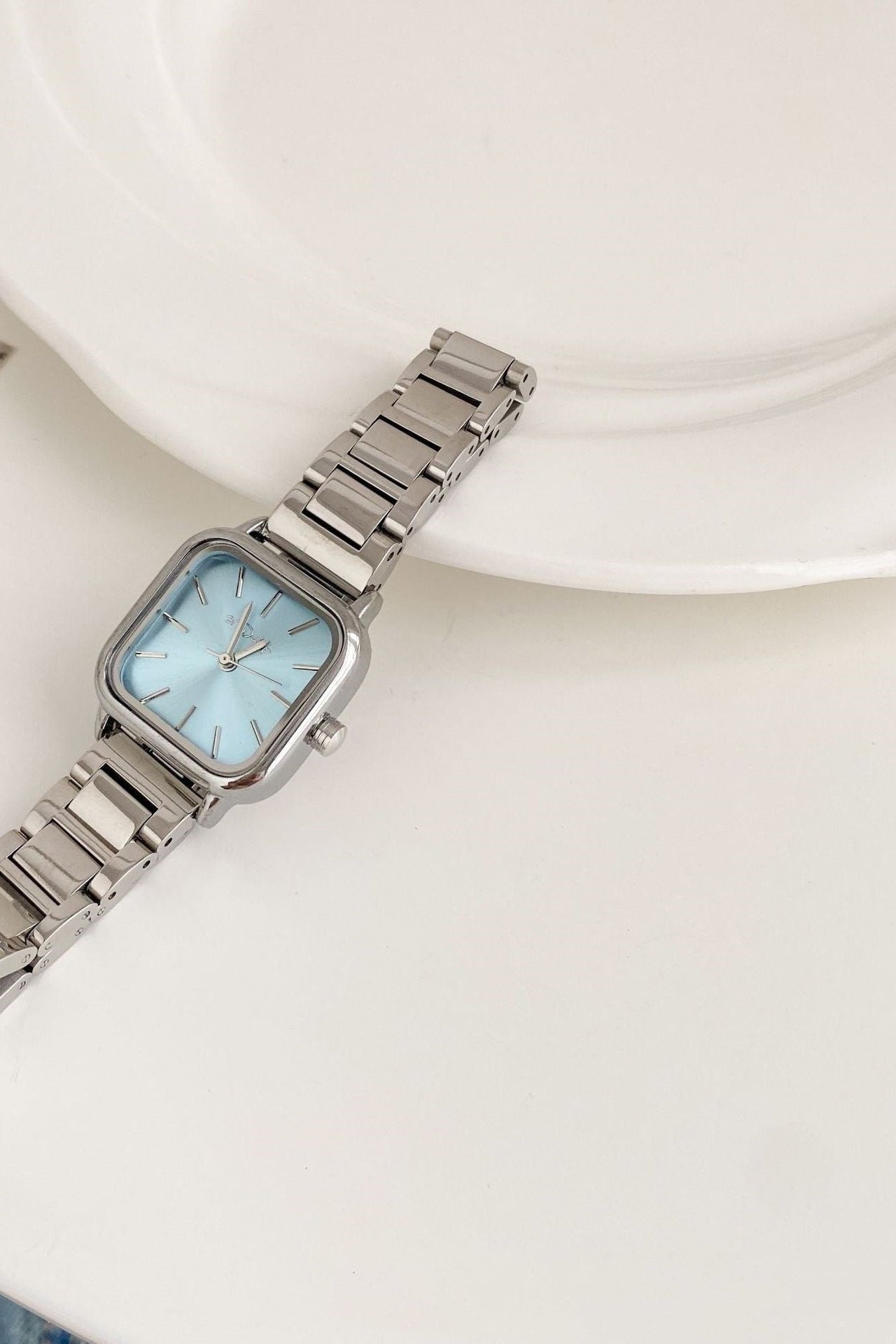 Montre Femme Argentée en Acier Inoxydable – Élégance Intemporelle