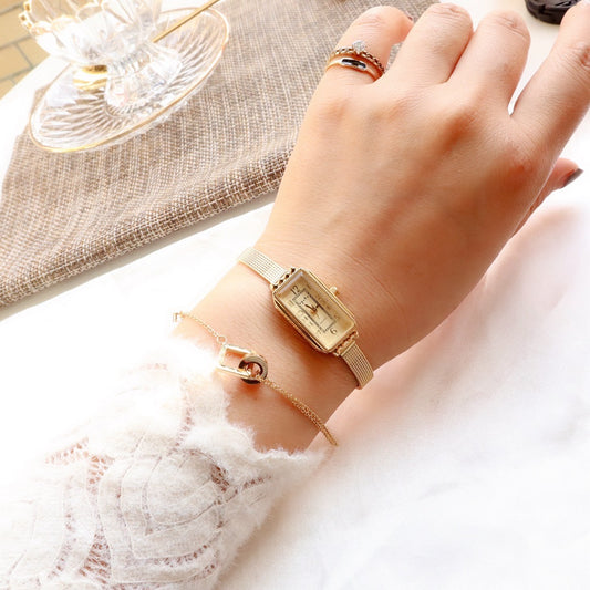 Montre Élégante Femme Tendance Chic – Design Sculpté Élégant et Style Rétro Intemporel