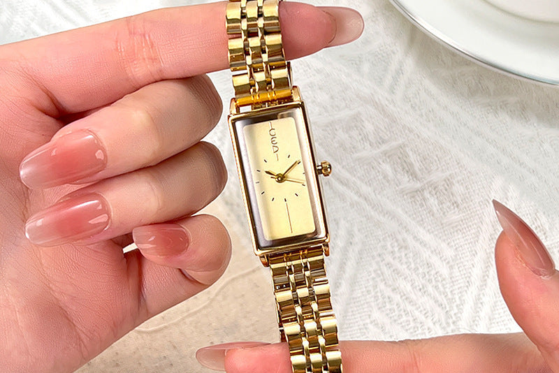 Montre Femme Dorée Rectangulaire – Élégance Moderne et Style Tendance