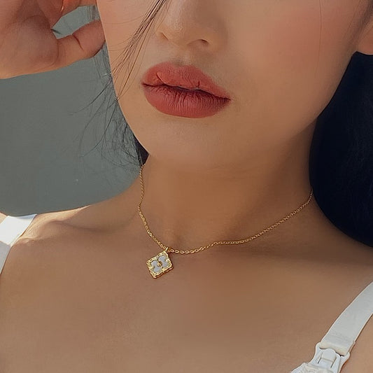 Collier Quatre feuilles Porte Bonheur Plaqué OR 18 carats – Style Européen Vintage