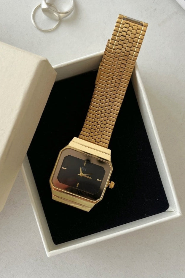 Montre Femme Cadran Carré Large – Style Luxe Léger et Élégance Moderne